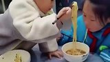 同样一碗面，瞬间就能看出来，姐弟俩的差距