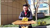 妹妹想吃香蕉，哥哥拿黄瓜和香蕉皮充数，吃一口黄瓜闻一下香蕉味