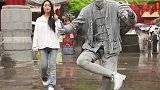 小姐姐送把伞，怕银人淋掉漆