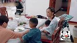 Jasper吃饭撒桌子上，马上紧张跟应采儿认错！严格饭桌规矩