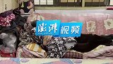 奶奶抱着去世老伴的睡衣不放，孙女：他们感情很深