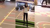 美女健身房大秀好身材！这样的马甲线很完美