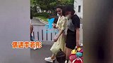 55岁“小龙女”李若彤被两岁孩子喊阿姨，与小朋友互动温馨有爱