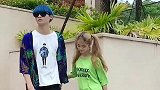 街拍杭州情侣两个人看起来好时尚，小姐姐笑起来真是太甜了！