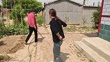 小凯一个人躲在墙角里哭，问他咋回事也不说，可把平平急坏了
