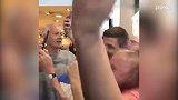 英超-1718赛季-全民偶像！杰拉德现身机场遭球迷围堵拥抱