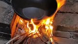 今天烧柴做饭，生火用了一个多小时
