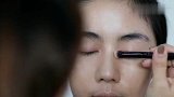 妹子五官挺好的，上完妆后，美得让人着迷