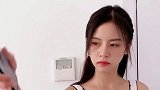 美女真是太逗了，居然对着自己吐槽