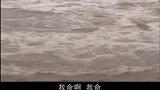 小少爷被水冲走，美女看见后跳水救人
