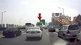同行是冤家，大巴车硬别大巴车，相煎何太急啊！