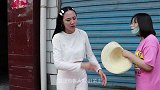 俩妇女打架，不料旁边的二货竟然还添加油醋，这下惨了