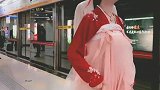 地铁偶遇古风小姐姐，穿一袭红粉两色绣花襦裙，你们觉得好看吗