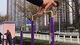 玩单杠失误颜面扫地
