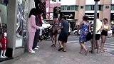 男子伪装成假人在路边恶搞路人，路人非常的无奈