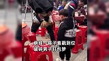 男子吃席拿捏精髓，打包5袋菜挂腰间，萌娃当场戳烂瞬间尴尬