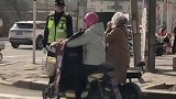 交警在路口查头盔，下一秒路人拿出塑料袋套头上