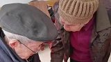 老人病重就医，88岁老伴拉着他不舍大哭