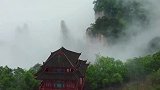 下雨后，张家界天子山云雾缭绕，如入仙境