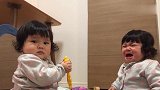 手中玩具被抢走，小萌娃立马奔溃大哭向爸爸求助