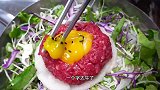 日本人真敢吃！生牛肉和生鸡蛋一起，我是不敢吃，看完你敢尝尝吗