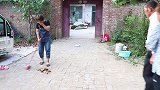 弟弟外出打拼，嫂子把弟妹赶出家门，弟弟开豪车回来后嫂子后悔了