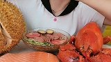 小姐姐一口秒掉肘子皮，跟喝水一样速度太快了，看着真过瘾！