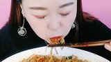 小姐姐大口吃超辣火鸡面，吃的真香，看着真过瘾