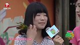 男生女生：美女衣服太贴身，被弹簧弹得站不稳，弯腰瞬间让人脸红