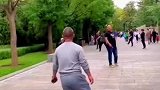 原来羽毛球还等当毽子踢，来看看两位大哥的技巧