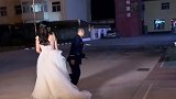 消防员拍婚纱照时警铃声响起 回看一眼后转身奔向消防车