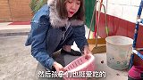 公公干活赔钱了，来家后愁眉苦脸不吃饭，小伙赶紧陪老爸整两口