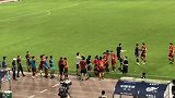 队史首胜上港！华夏幸福赛后欢庆 谢峰一一与队员击掌庆祝