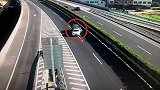 高速上急刹车变道被追尾旋转180度 女子反怪后车未保持距离