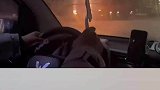 前挡风玻璃起雾，司机自带小刮板除雾