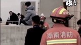 消防员接到报警有人跳楼，一上天台就没懵了……坐了13个人消防 消防员