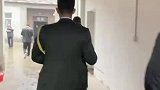 新郎接亲临走前，返回跪拜新娘已经去世的奶奶
