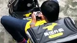 小姐姐无意间拍到，拉近镜头一看，外卖小哥隐藏的可真够深！