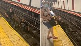 美国：纽约一好心路人跳下地铁站台，救援摔倒的残疾男子