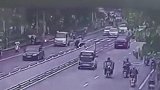 越野车后溜横穿马路，撞向婴儿车致1岁男童身亡