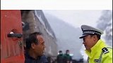 赞！11月23日因间断性降雪封路，陕西宝鸡 警民为600余雪中被困司机煮热汤面。