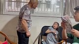现在的孩子真的好会演，不写作业，就会楚楚可怜