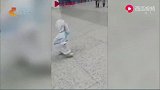 1岁萌娃穿迷你防护服坐火车，车站路遇同款plus，瞬间被萌化