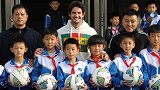 休假还去学校教课送温暖！昔日米兰王子为中国足球操碎了心