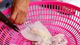 炭烤肥猪大肥猪放在炭上烤至金黄，看着就很诱人，你吃过吗