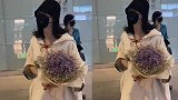 谢娜二胎生产后首复出！包裹严实获粉丝送花，互动超可爱