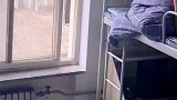 男生宿舍拉窗帘的方式，真是方便快捷连床都不用下