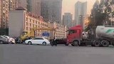 一个人在忙，其他四个排排站