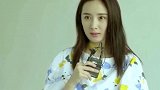 杨幂日常生活自拍曝光，头发卷曲蓬松比招牌剪刀手，太美了