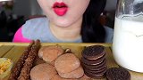 美女试吃吃麦丽素巧克力脆皮冰淇淋、巧克力奥利奥、巧克力麻薯团